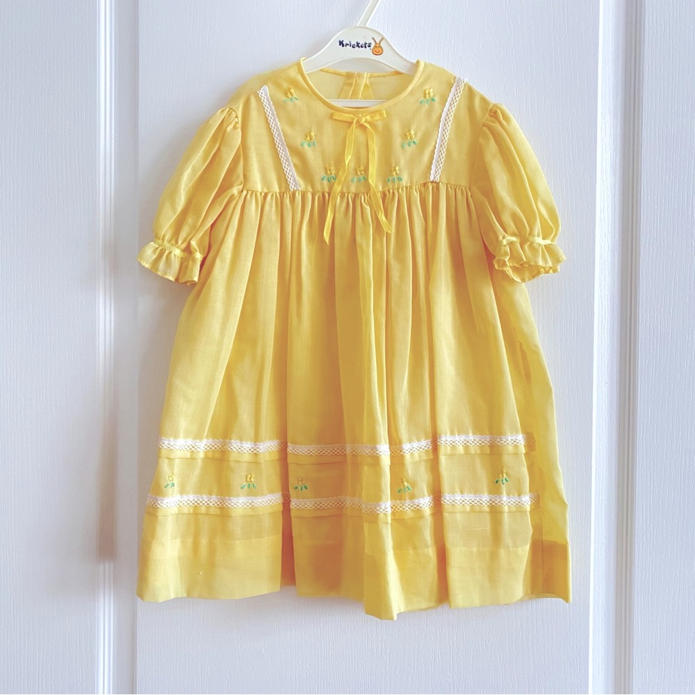 Lemon yellow vintage dress w/ lace and embroidered detail 🍋